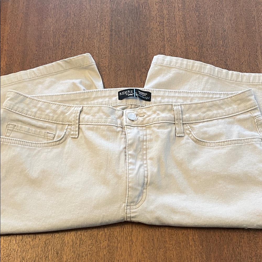 Lee Riders Mid Rise Bermuda Shorts Size 16
Khaki 5 pocket Fly Front